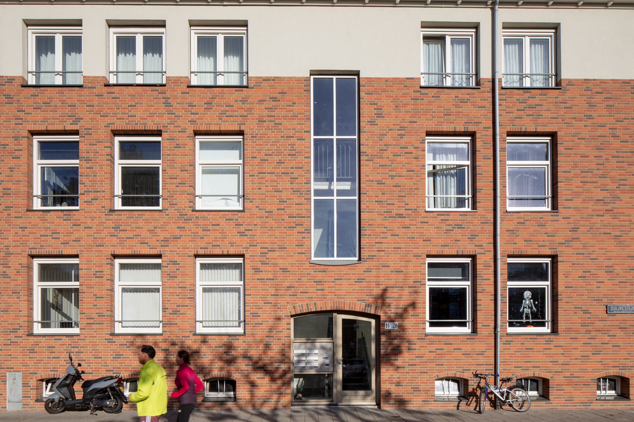 Vooraanzicht van de gevel van de Portiekwoningen Den Haag