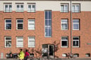 Vooraanzicht van de gevel van de Portiekwoningen Den Haag