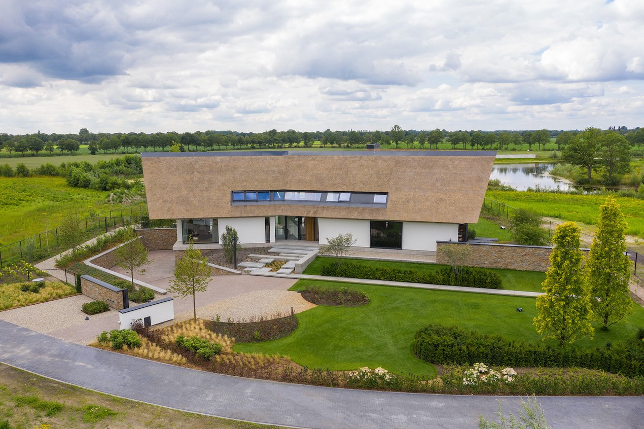 exclusieve-villa-de-rijt-gevelisolatie-stucwerk-de-groot-drone-3-800x533@2x