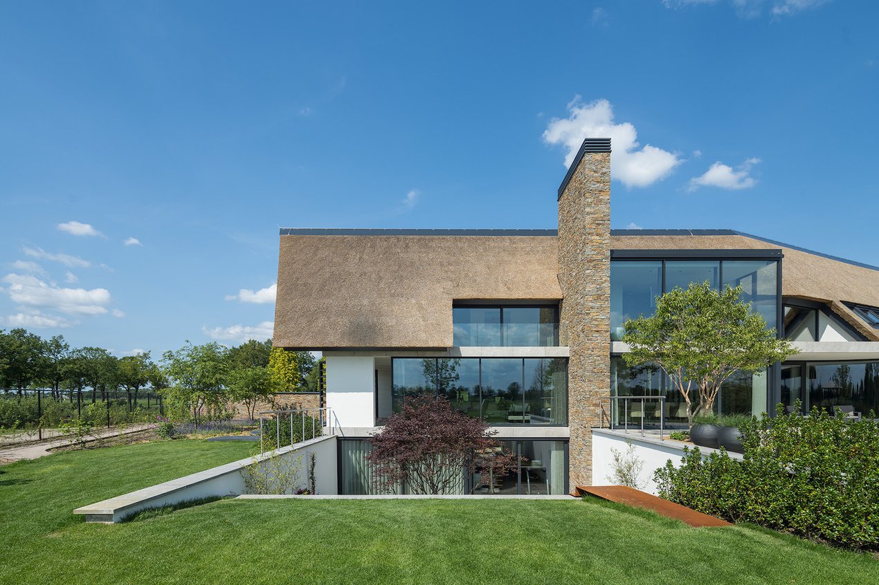 exclusieve-villa-de-rijt-gevelisolatie-stucwerk-de-groot-exterieur-8-800x533@2x