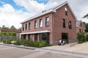 Gevelisolatie en Minerale gevelstrips op woningen met CLT-constructie in Wolfheze vanaf straat dus als totaalbeeld