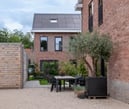 Gevelisolatie en Minerale gevelstrips op woningen met CLT-constructie in Wolfheze in de achtertuin gezien.